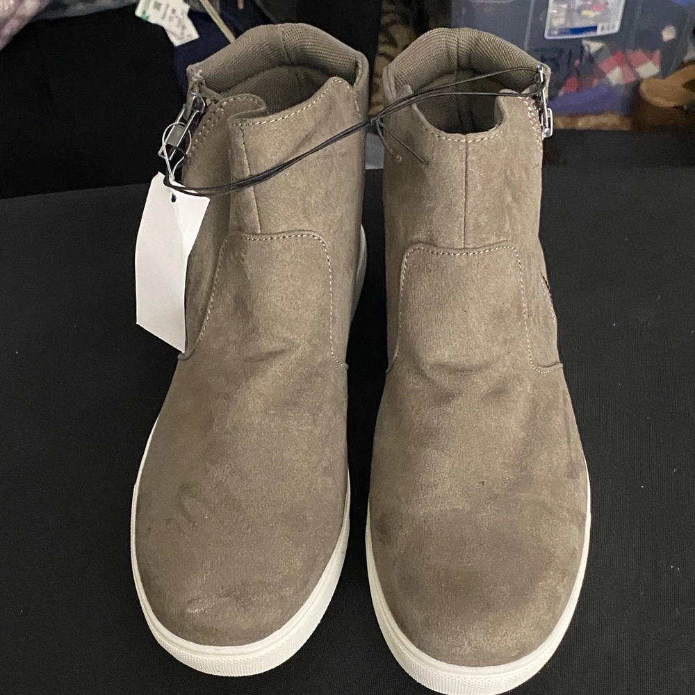 NWT IZOD MILA WO‎ SIZE 10 Grey pull on faux suede Boots. SIDE ZIPPER EUC CLEAN